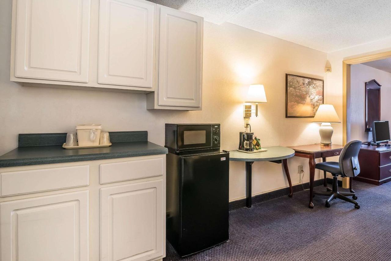 Quality Inn & Suites Albany Airport Latham Eksteriør bilde